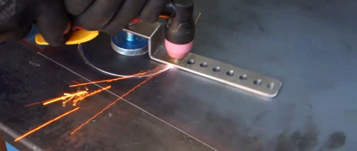 Come realizzare un semplice dispositivo per tagliare cerchi con una torcia al plasma