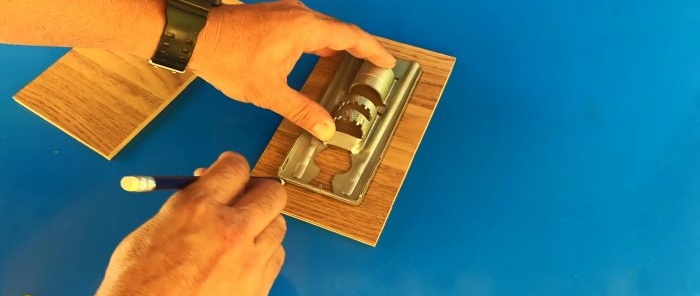 Comment fabriquer un gabarit pour une coupe absolument droite avec une scie sauteuse
