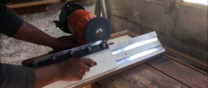 Hoe je een apparaat maakt voor het slijpen van messen op een jointer