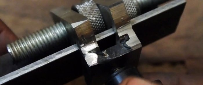 Hur man gör en anordning för skärpning av borrar från enkla material