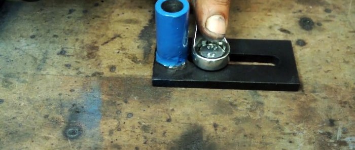 Basit malzemelerden matkapları keskinleştirmek için bir cihaz nasıl yapılır