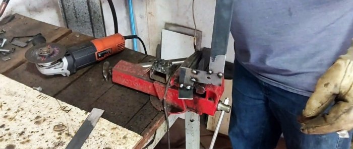 Hoe je apparaten maakt voor het gelijkmatig breken van porseleinen tegels langs de snijlijn