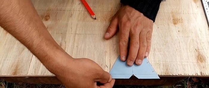 Hogyan készítsünk egy egyszerű zsinórbilincset egy darab bádogból a sima téglarakáshoz