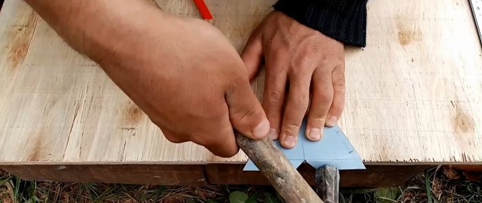 Come realizzare un semplice fermacavo da un pezzo di latta per una posa liscia dei mattoni