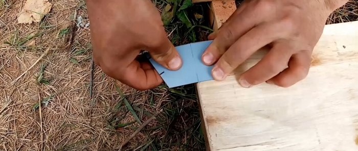 Hogyan készítsünk egy egyszerű zsinórbilincset egy darab bádogból a sima téglarakáshoz