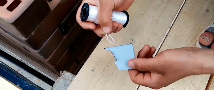 איך להכין מהדק חוט פשוט מחתיכת פח להנחת לבנים חלקה