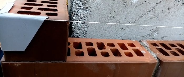 Jak vyrobit jednoduchou šňůrovou svorku z kusu plechu pro hladkou pokládku cihel