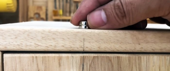 Cómo hacer una cerradura de combinación sencilla con madera.