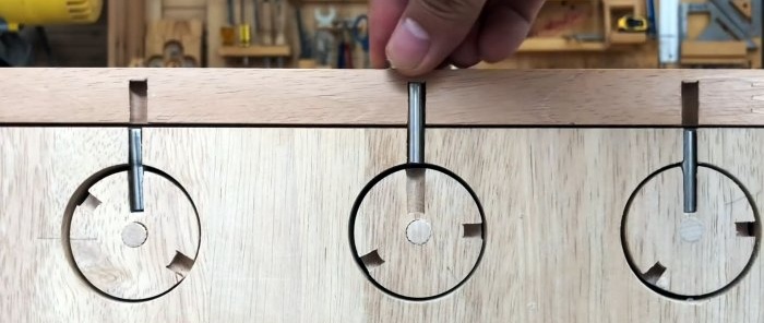 Cómo hacer una cerradura de combinación sencilla con madera.