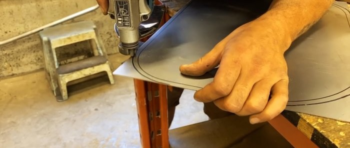 Cómo hacer refuerzos en una chapa de metal sin prensa.