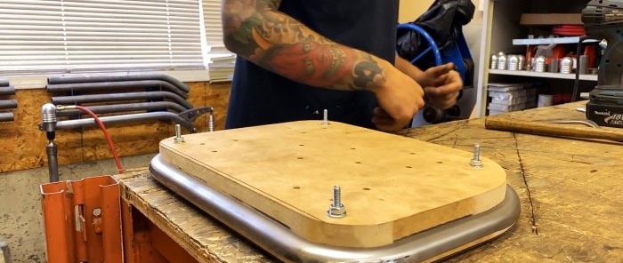 Hvordan lage stivere på en metallplate uten press