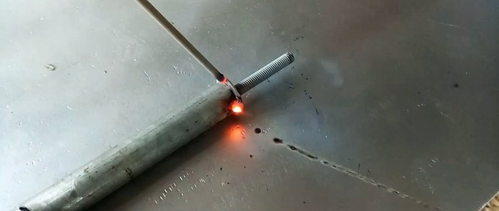 Cómo hacer una máquina manual para tejer una malla de alambre.