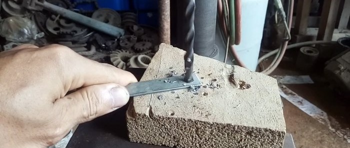 Cómo hacer una máquina manual para tejer una malla de alambre.
