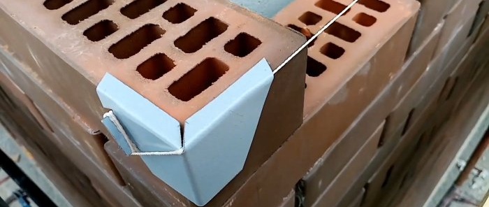 كيفية صنع مشبك سلك بسيط من قطعة من القصدير لوضع الطوب بشكل سلس