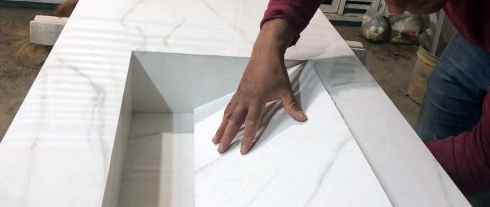 Come realizzare un lavandino del bagno con piastrelle di ceramica