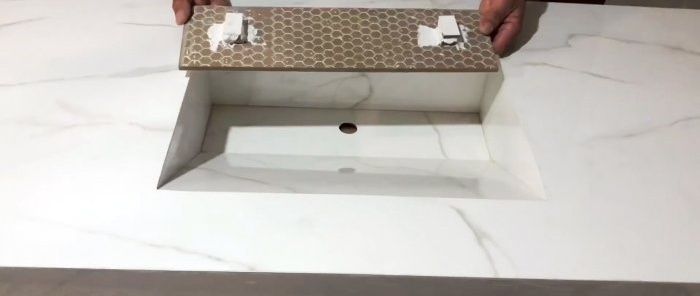 Come realizzare un lavandino del bagno con piastrelle di ceramica
