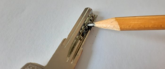 Bagaimana untuk melincirkan sebarang kunci dengan grafit dari pensel
