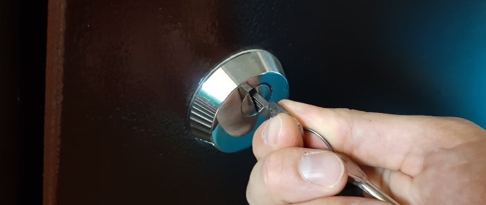 كيفية تشحيم أي قفل بالجرافيت من قلم رصاص