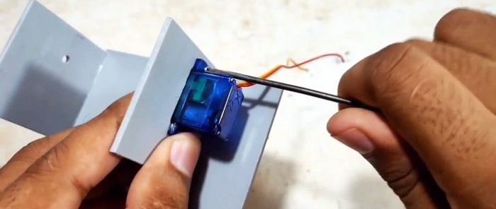 Cómo hacer un interruptor de guirnalda mecánico sin conocimientos de electrónica.