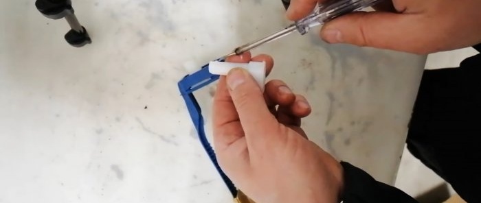 Cómo arreglar fácilmente un botón de la cisterna del inodoro atascado