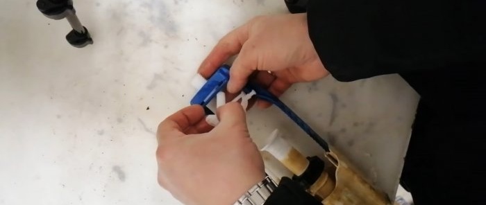 Како лако поправити заглављено дугме на водокотлићу