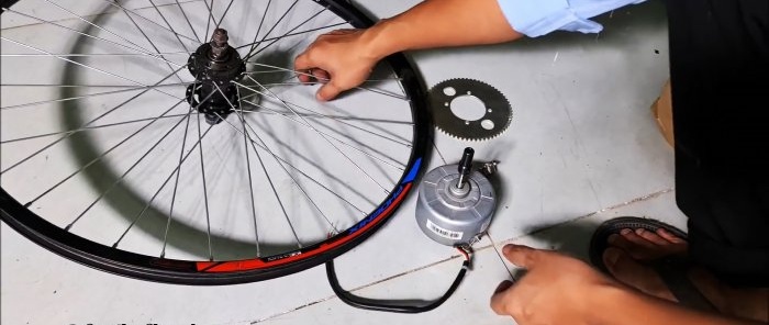 Mini centrale hydroélectrique fabriquée à partir de pièces de vélo et de tuyaux en PVC