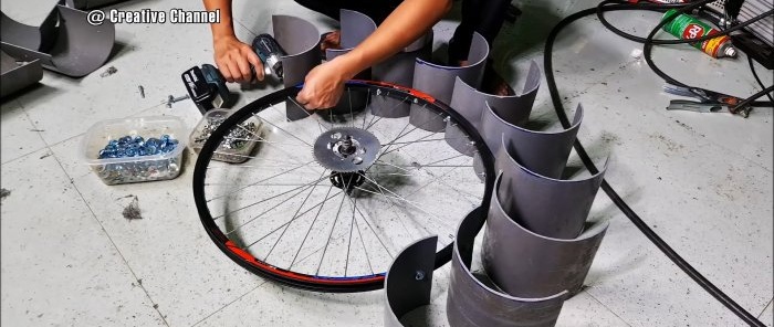 Mini-waterkrachtcentrale gemaakt van fietsonderdelen en PVC-buizen