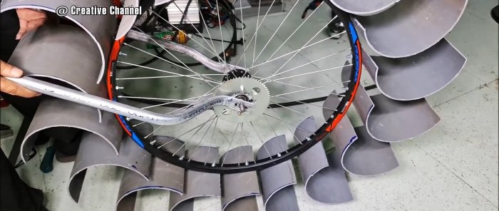 Kerékpáralkatrészekből és PVC csövekből készült mini vízerőmű