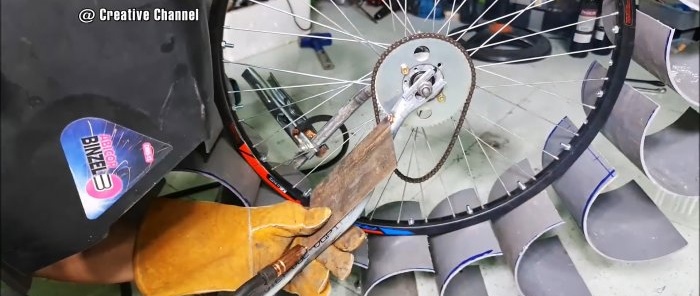 Mini centrale hydroélectrique fabriquée à partir de pièces de vélo et de tuyaux en PVC