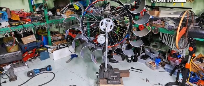 Minicentral hidroeléctrica fabricada con piezas de bicicletas y tubos de PVC