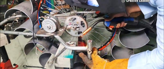 Mini centrale hydroélectrique fabriquée à partir de pièces de vélo et de tuyaux en PVC