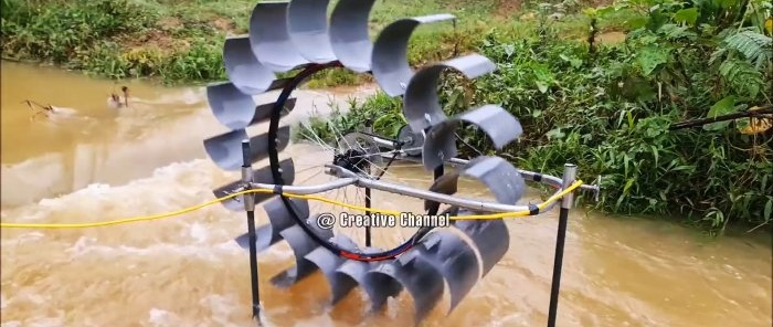 Mini vandkraftværk lavet af cykeldele og PVC-rør
