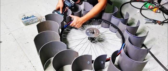 Mini hydroelectric power station made from bicycle parts and PVC pipes