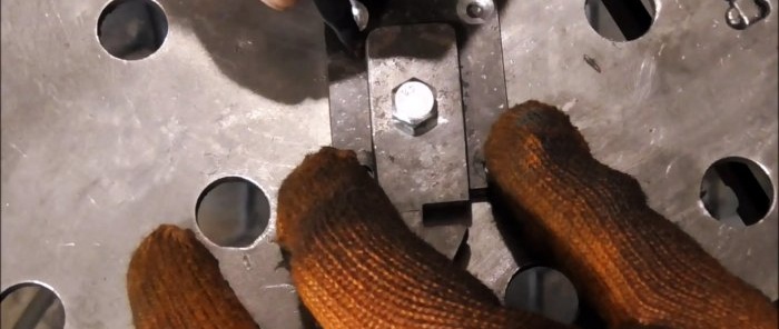 Ang pinakasimpleng do-it-yourself latch na gawa sa tirang metal