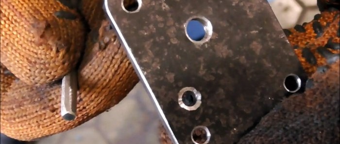 El pestillo más simple de bricolaje hecho con restos de metal