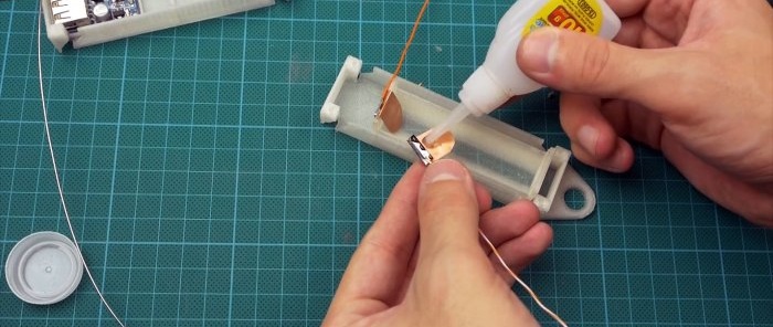 Assemblage d'une banque d'alimentation touristique miniature sur panneaux solaires