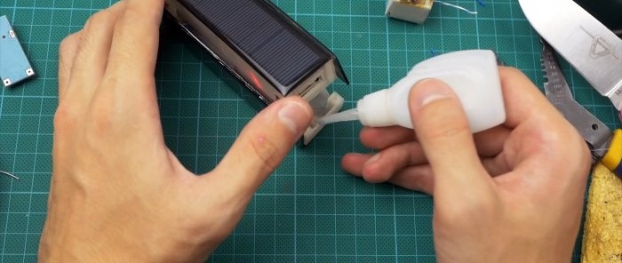 Сглобяване на миниатюрна туристическа пауър банк на слънчеви панели