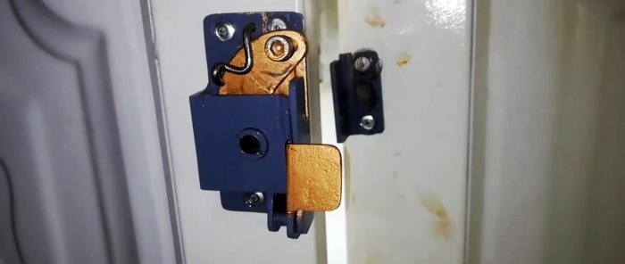 Comoda serratura automatica ricavata da scarti di rottami metallici