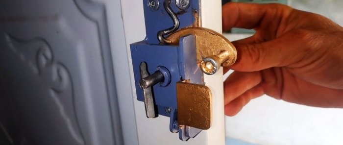 Удобна автоматична брава, изработена от метални отпадъци