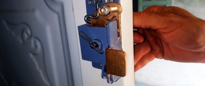 Cómoda cerradura automática hecha con restos de chatarra