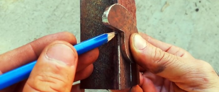 Comoda serratura automatica ricavata da scarti di rottami metallici