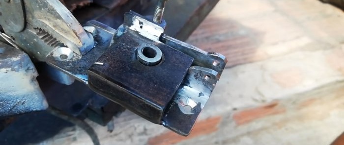 Практична аутоматска брава направљена од отпадака метала
