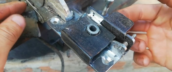 Convenient automatic lock made from scrap metal scraps