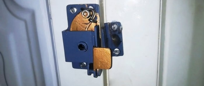 Praktisk automatisk lås laget av skrapmetallrester