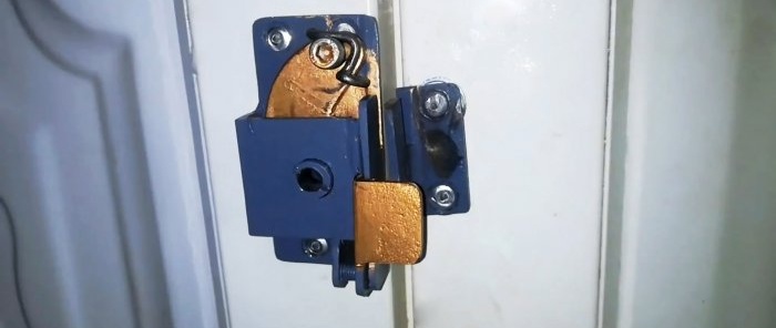 Maginhawang awtomatikong lock na gawa sa scrap metal scrap