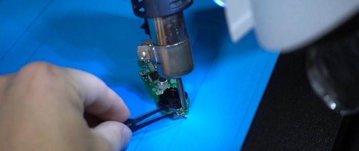 USB-microscoop voor het solderen van een webcam en een oude cameralens