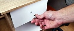 8 måder at reparere knækkede tråde i et møbelhåndtag