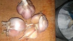 Bagaimana dan mengapa menggunakan garam batu semasa menanam bawang putih