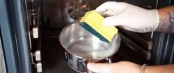 Hoe de oven schoon te maken met frisdrank en azijn zonder commerciële chemicaliën