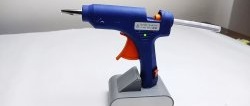Paano i-convert ang isang regular na glue gun sa isang pinapagana ng baterya